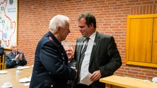 Landrat Peter Bolhmann (rechts) sprach Hermann Fahrenholz für sein langjähriges und vielfältiges ehrenamtliches Engagement Dank und Anerkennung aus.