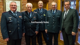 (v.l.) Kreisbrandmeister Hans-Hermann Fehling, bisheriger Vorsitzender Hermann Fahrenholz, neuer stellvertretender Vorsitzender Reinhard Brandt, neuer Vorsitzender Heinrich Bodenstab sowie Landrat Peter Bohlmann.