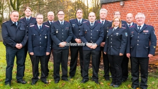 v.l.: Kai Hübner, Thorben Helmers, Ulf Carstens, Thorsten Zölle, Sebastian Stelter, Martin Köster, Stefan Grund, Thomas Schepelmann, Alica Kohlmann, Carsten Mügge, Marco Haase, Kreisbrandmeister Hans-Hermann Fehling.