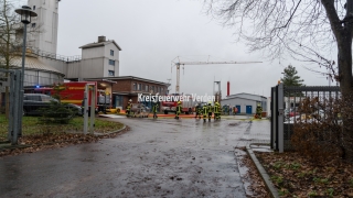 Einsatzkräfte auf dem Gelände der Kläranlage im Einsatz.