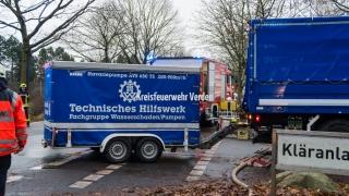 Hochleistungspumpe des THW Ortsverbandes Bremen-Ost trifft an der Einsatzstelle ein.