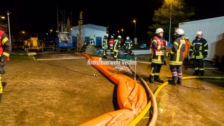 Einsatzkräfte auf dem Gelände der Kläranlage im Einsatz.