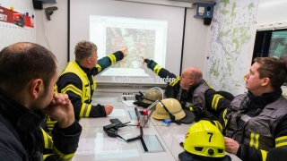 Lagebesprechung im Einsatzleitwagen.