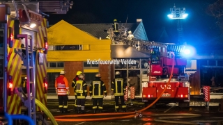 Nachlöscharbeiten im Dachbereich.