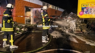 Nachlöscharbeiten an Dachtrümmern.