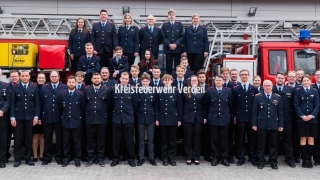 Lehrgangsfoto mit allen Teilnehmern, Ausbildern, Prüfern sowie Ehrengästen.