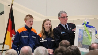 Vertreter der Niedersächsischen Jugendfeuerwehr überreichen ein Präsent. Vertreter der Niedersächsischen Jugendfeuerwehr überreichen ein Präsent.