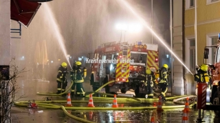 Löschangriff von außen über Strahlrohre.