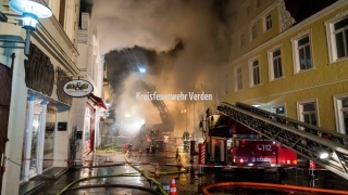 Löschangriff von außen über zwei Drehleitern.