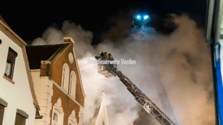 Löschangriff von außen über zwei Drehleitern.