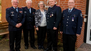 Kreisbrandmeister und Verbandsvorsitzender Hans-Hermann Fehling, Hermann Fahrenholz, Erste Kreisrätin Regina Tryta, Klaus Mindermann sowie Thomas Weidenhöfer.