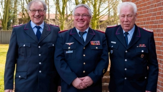 Kreisbrandmeister und Verbandsvorsitzender Hans-Hermann Fehling (Mitte) mit dem neuen Seniorenbeauftragten des Kreisfeuerwehrverbandes Heinrich Bodenstab (links) und dem ausgeschiedenen Seniorenbeauftragten und nun Ehrenmitglied des Kreisfeuerwehrverbandes Hermann Fahrenholz.