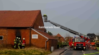 Löscharbeiten am Gebäude.