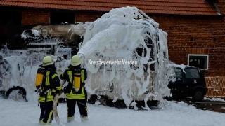 Nachlöscharbeiten am Wohnmobil.
