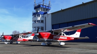 Die Cessna 206 des Feuerwehr-Flugdienstes. Die Cessna 206 des Feuerwehr-Flugdienstes.