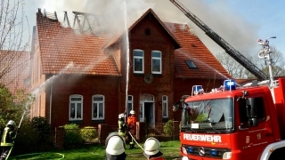 Löscharbeiten am Gebäude.