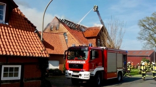 Löscharbeiten am Gebäude.