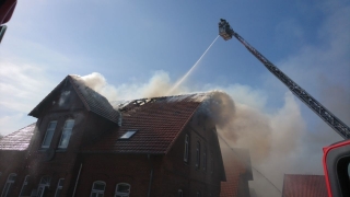 Löscharbeiten über die Drehleiter der Verdener Feuerwehr.