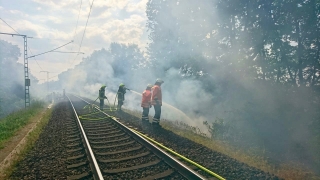Löscharbeiten an einem Bahndamm.
