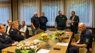 Landrat Peter Bohlmann (2. v.r.) überreicht dem neuen Leiter der Technischen Einsatzleitung Andrej Thran die Ernennungsurkunde. Landrat Peter Bohlmann (2. v.r.) überreicht dem neuen Leiter der Technischen Einsatzleitung Andrej Thran die Ernennungsurkunde.