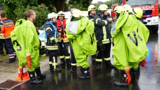 Gefahrgutspezialkräfte bereiten den Einsatz vor.