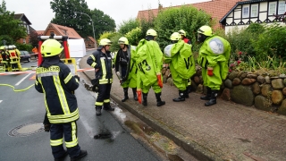Gefahrgutspezialkräfte bereiten den Einsatz vor.