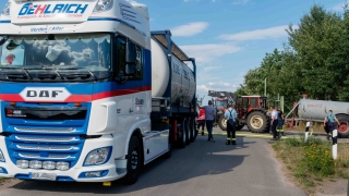 Der Sattelauflieger mit dem 30.000 Liter Tankcontainer beim Befüllen von Feuerwehrfahrzeugen und Güllefässern.