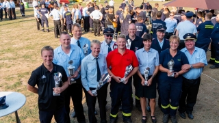 Die Gruppenführer der zehn erstplatzierten Gruppen mit Kreisbrandmeister Hans-Hermann Fehling.