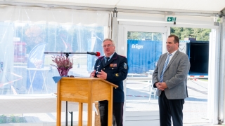 Kreisbrandmeister Hans-Hermann Fehling (links) und Landrat Peter Bohlmann bei der feierlichen Eröffnung.