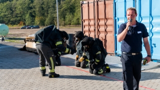Trainer Kevin Sündermann (rechts) führte durch die stündlichen Vorführungen.