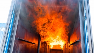 Simulierte Rauchgasdurchzündung in der Realbrandausbildungsanlage.