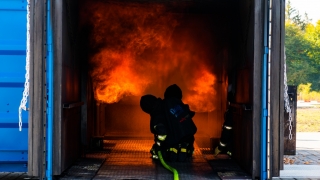 Ein Trupp unter Atemschutz bei der Brandbekämpfung in der Simulationsanlage.