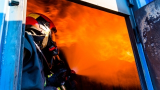 Ein Trupp unter Atemschutz bei der Brandbekämpfung in der Simulationsanlage.