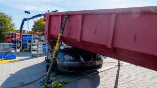 Parallel zu den Vorführungen in der Realbrandausbildungsanlage stellte die Feuerwehrtechnische Zentrale den AB-Rüst und einen Teleskoplader aus.