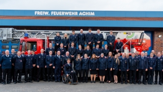 Abschlussfoto mit den Teilnehmern, Ausbildern, Prüfern und Vertretern der Stadt- und Kreisfeuerwehr.