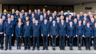 Abschlussfoto mit den Teilnehmern, Ausbildern, Prüfern und Vertretern der Gemeinde- und Kreisfeuerwehr.