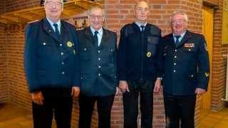 Der neue Vorstand der Kreisseniorenkameradschaft im Kreisfeuerwehrverband Verden mit Kreisbrandmeister Hans-Hermann Fehling (rechts). Der neue Vorstand der Kreisseniorenkameradschaft im Kreisfeuerwehrverband Verden mit Kreisbrandmeister Hans-Hermann Fehling (rechts).
