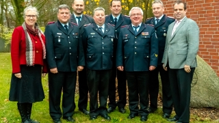 Erste Kreisrätin Regina Tryta, Hans Hoffmann (Achim), Mario Rosebrock (Verden), Andreas Wilms (Thedinghausen), Thorsten Müller (Kirchlinteln), Kreisbrandmeister Hans-Hermann Fehling, Holger Müller (Kirchlinteln), Landrat Peter Bohlmann.
