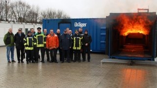 Alle Teilnehmenden des Treffens der Presse- und Öffentlichkeitsbeauftragten in der LFV-Bezirksebene Lüneburg vor der Realbrandsimulationsanlage im Landkreis Verden.