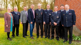 v.l. Erste Kreisrätin Regina Tryta, Kreisbrandmeister Hans-Hermann Fehling, Landrat Peter Bohlmann, Feuerschutzausschussvorsitzender Jens Richter, Frank-Dieter Rosebrock, Fred Wischmann, Wolfgang Drewes, Volker Schnabel, Regierungsbrandmeister Uwe Quante.