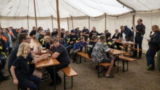 Betreuer- und Jugendwartebesprechung im Verpflegungszelt.
