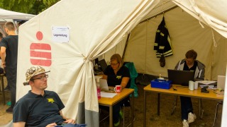 Die Lagerleitung um Dennis Fischer, Kreisjugendfeuerwehrwartin Alica Kohlmann und Kassenwart Torben Laahs. Nicht im Bild ist Schriftwartin Jennifer Meyer.