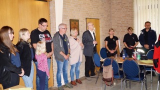 Kirchgang am Sonntagmorgen in Uelsen.