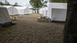 Das Zeltlager während der Tagesfahrt ist leergefegt.