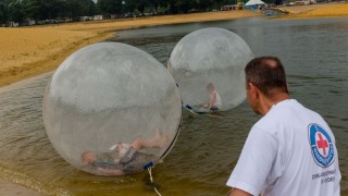 Walking Balls auf dem See im #WLSMBRG19 - übers Wasser laufen.