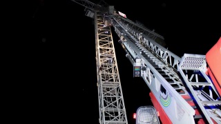 Menschenrettung von einem Baukran über die Drehleiter.