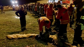 Übungsszenario Deichstabilisierung am Bleckeder Feuerwehrhaus.
