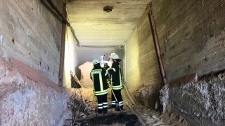 In einer vernebelten Tunnelanlage mussten drei vermissten Personen gefunden und gerettet werden.