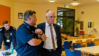 Hans Hoffmann erläutert Kirchlintelns Bürgermeister Wolfgang Rodewald (rechts) die Übungslage.