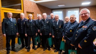 Ehrung der ältesten Teilnehmer aus den acht Städten und Gemeinden des Landkreises durch den Kreis-Seniorenbeauftragten Heinrich Bodenstab.